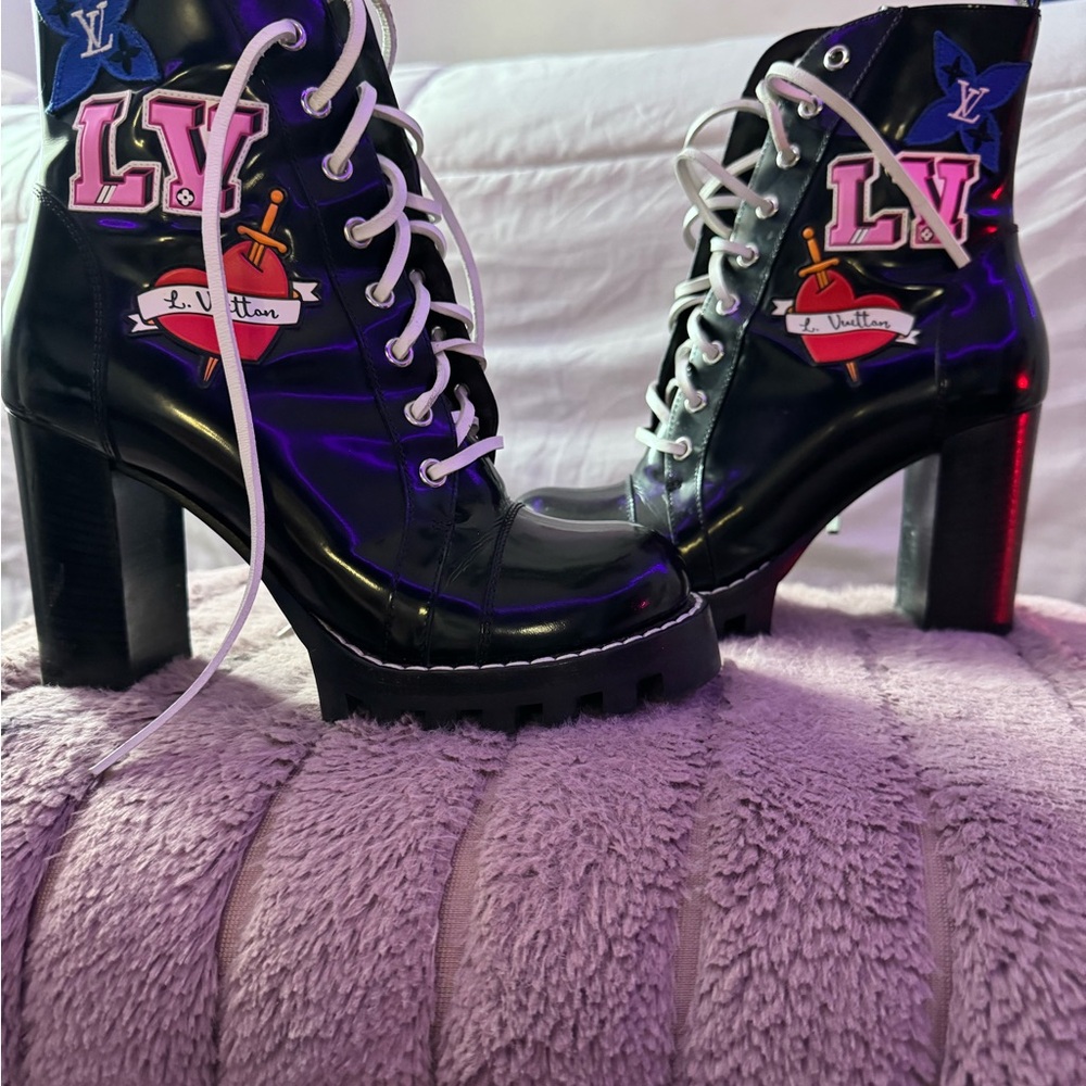 LOUIS VUITTON
Patent Calfskin Monogram LV Black Heart Star Trail Ankle Boots